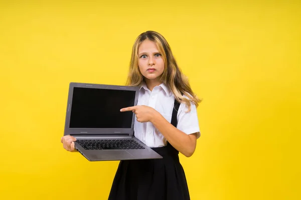 Pequena Menina Criança Loira Feliz Anos Computador Portátil Crianças Conceito — Fotografia de Stock