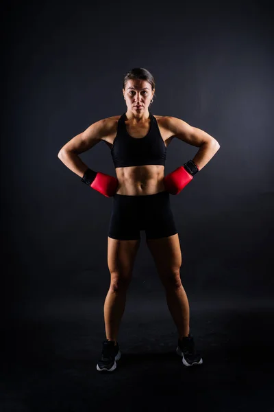 Silná Sportovkyně Boxerských Rukavicích Připravila Vysoký Kop Izolováno Bílém Červeném — Stock fotografie