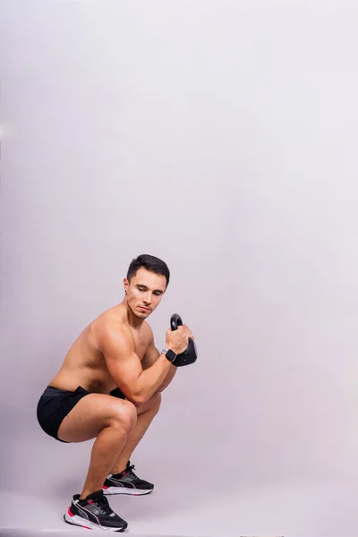 强壮而肌肉集中的男人 肌肉粗壮 装有笨重的水壶 — 图库照片