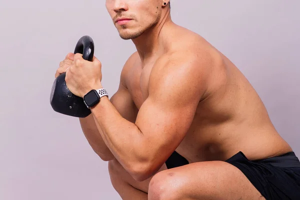 强壮而肌肉集中的男人 肌肉粗壮 装有笨重的水壶 — 图库照片