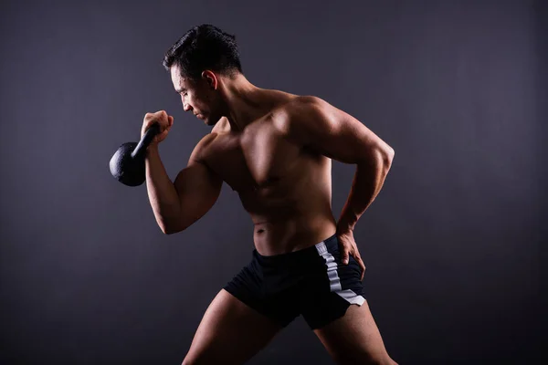 근육질의 초점은 무거운 주전자를 근육을 사람에게 맞는다 — 스톡 사진