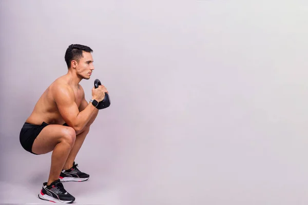Fuerte Joven Musculoso Enfocado Hombre Con Una Gran Musculatura Sosteniendo —  Fotos de Stock