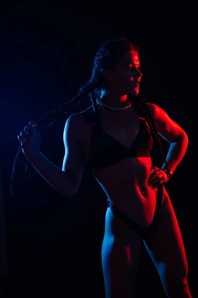 Ung Kvinna Underkläder Studio Med Neonljus — Stockfoto