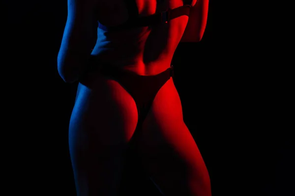 속옷을 여자가 네온등을 스튜디오에 — 스톡 사진