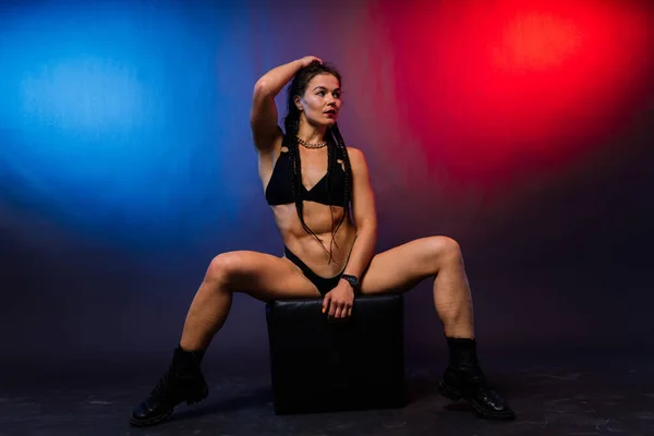 Ung Kvinna Underkläder Studio Med Neonljus — Stockfoto
