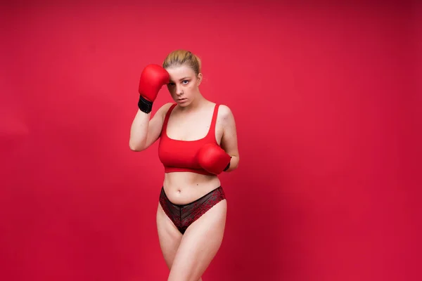 Bild Förförisk Ung Kvinna Boxare Poserar Isolerad Gul Röd Bakgrund — Stockfoto