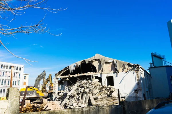 Разрушение Старого Здания Слоопкраном Фоне Голубых Облаков — стоковое фото