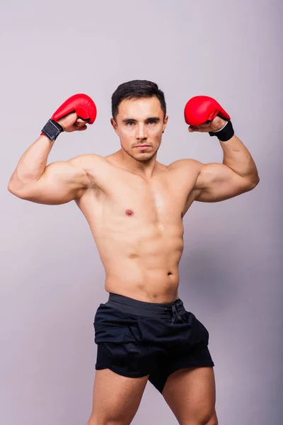 穿着红色手套的职业运动员拳击手被隔离在演播室 竞争概念 — 图库照片