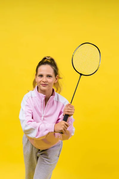 Yaşındaki Bir Kızın Elinde Badminton Raketi Tutarken Çekilmiş Uzun Bir — Stok fotoğraf