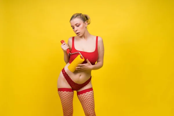 Güzel Üstsüz Sarışın Model Göğüslerinden Birinin Üzerinde Paten Fırçası Tutuyor — Stok fotoğraf
