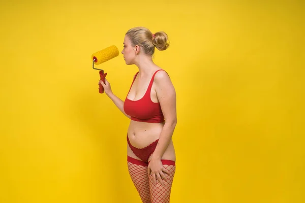 Güzel Üstsüz Sarışın Model Göğüslerinden Birinin Üzerinde Paten Fırçası Tutuyor — Stok fotoğraf
