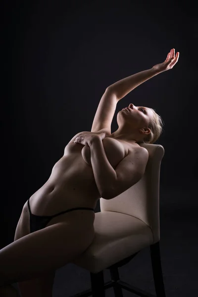 Topless Sensuele Blanke Vrouw Een Zwarte Achtergrond — Stockfoto