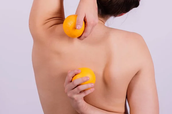 Тонка Жінка Тримає Апельсин Ідеальна Жіноча Спина Жодного Целюліту — стокове фото