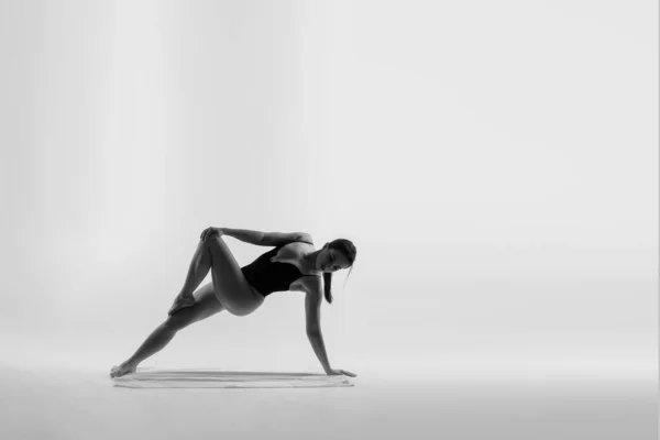 Junge Schöne Yoga Frau Posiert Auf Studiohintergrund — Stockfoto