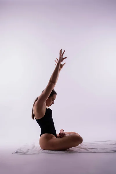Giovane Bella Yoga Femminile Posa Sfondo Studio — Foto Stock