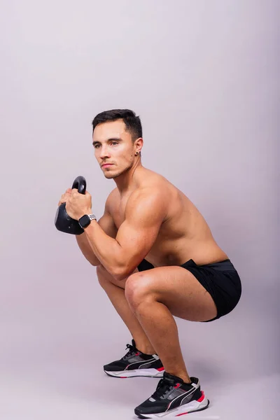 Hispanischer Männlicher Athlet Beim Training Mit Der Kettlebell Auf Grauem — Stockfoto