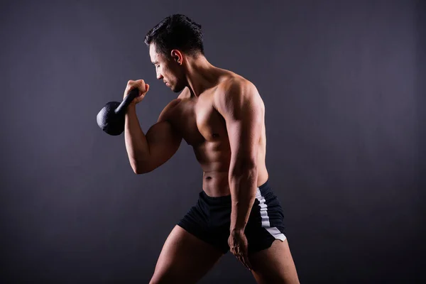 Hispanischer Männlicher Athlet Beim Training Mit Der Kettlebell Auf Grauem — Stockfoto