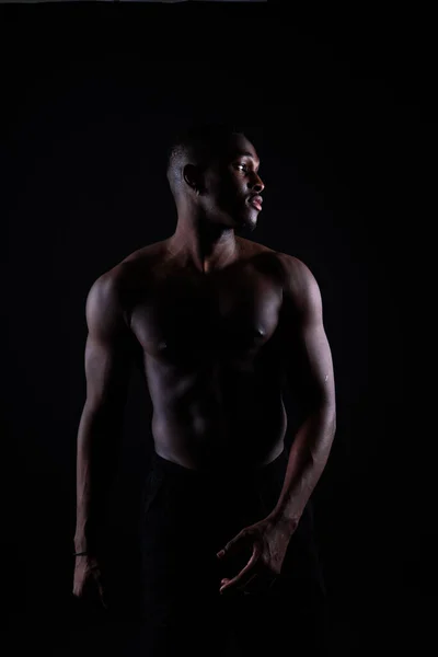 スポーツアフリカ系アメリカ人男性のトップレス 黒の背景の肖像 — ストック写真