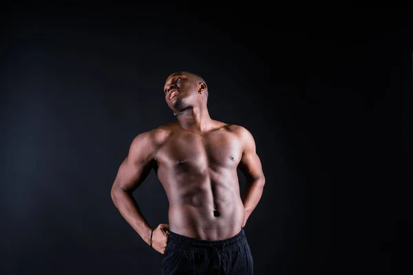 非洲运动员的画像 美国男人赤身裸体 黑色背景 — 图库照片
