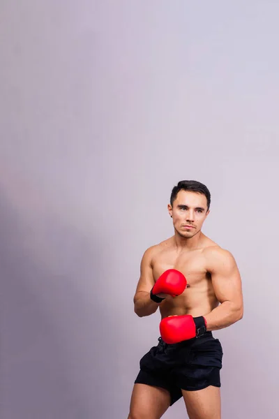 競技用のボクシンググローブを備えたトレーニング 若い男とボクサー 試合の準備 — ストック写真