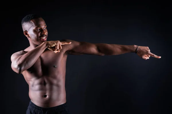 Giovane Africano Muscoloso Costruire Uomo Piedi Silhouette Topless Isolato Uno — Foto Stock