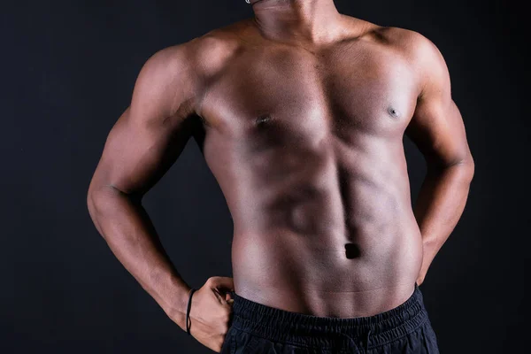 Isolerad Afrikansk Muskulös Man Med Hantlar Mörk Studio Bakgrund Stark — Stockfoto
