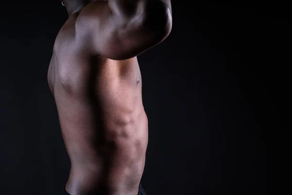 孤立的非洲肌肉男人 哑铃在黑暗的工作室背景 强壮的没穿上衣的黑人 — 图库照片
