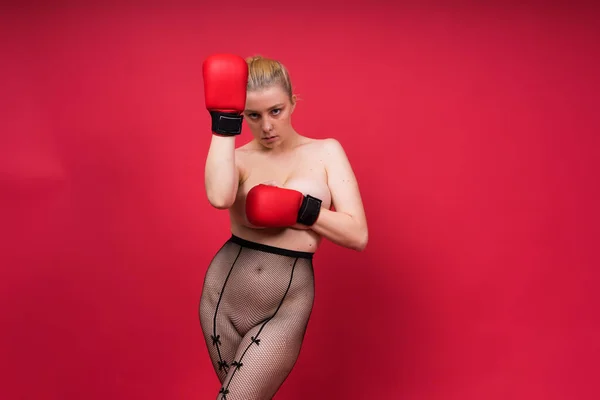 Förförisk Ung Och Passar Kvinnliga Fighter Poserar Handskar Studio — Stockfoto