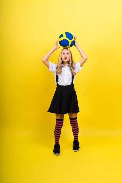 Portret Uroczej Ośmioletniej Dziewczynki Stroju Siatkówki Odizolowanej Czerwonym Żółtym Tle — Zdjęcie stockowe