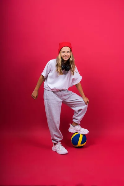 Portret Van Schattig Acht Jaar Oud Meisje Volleybal Outfit Geïsoleerd — Stockfoto