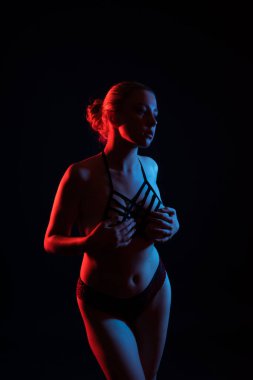 Mutlu tombul vücut, pozitif sarışın kadın üstsüz poz veriyor.