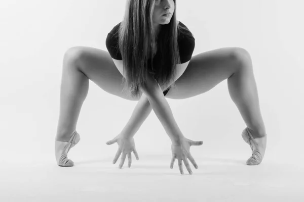 Dívka Gymnastka Plavkách Dělá Triky Bílém Tmavém Pozadí Pohled Zepředu — Stock fotografie