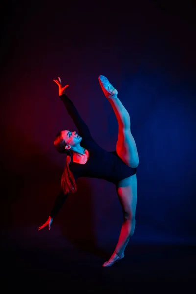 Dívka Gymnastka Plavkách Dělá Triky Bílém Tmavém Pozadí Pohled Zepředu — Stock fotografie