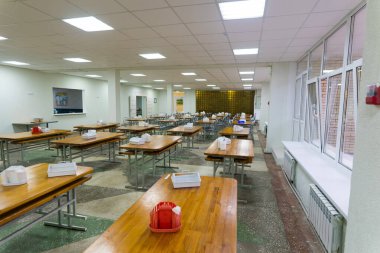 Sandalyeler ve masalar. Yemek salonu karantinaya alındı..