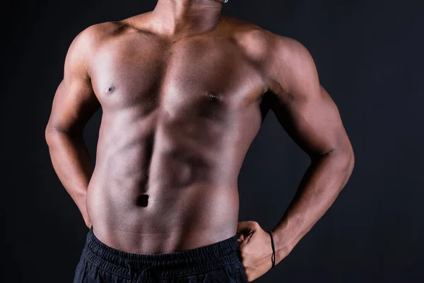 肌肉发达的非洲黑人男子 腹肌肌肉发达 运动果断 — 图库照片