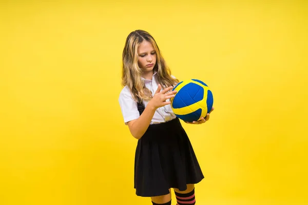 Retrato Linda Niña Ocho Años Traje Voleibol Aislado Sobre Fondo — Foto de Stock