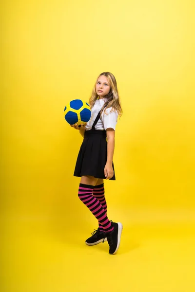 Porträt Von Niedlichen Acht Jahre Alten Mädchen Volleyball Outfit Isoliert — Stockfoto