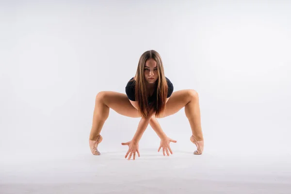 Esnek Kız Ritmik Jimnastik Sanatçısı Beyaz Siyah Arka Planda Zıplıyor — Stok fotoğraf