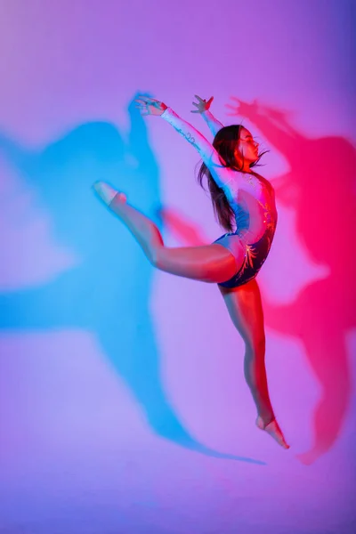 Elastyczna Dziewczyna Gimnastyczka Rytmiczna Skacząca Białym Ciemnym Tle Grace Ruchu — Zdjęcie stockowe