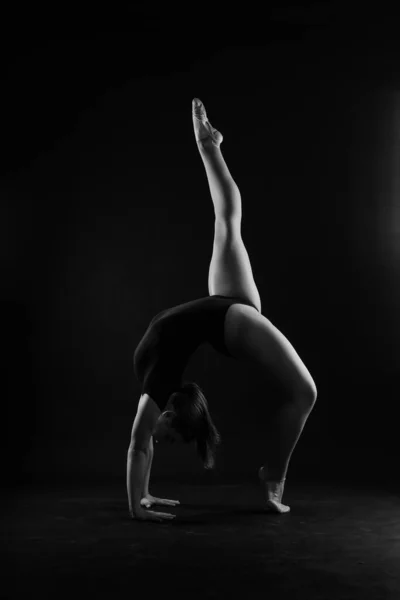 Menina Flexível Artista Ginástica Rítmica Pulando Sobre Fundo Escuro Branco — Fotografia de Stock