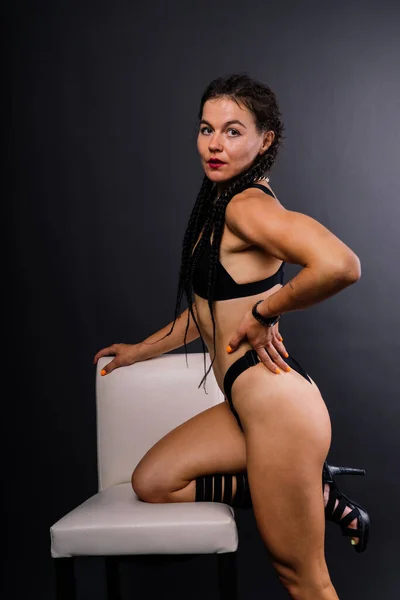 Idealne Ciało Kobiety Czarnym Tle Studio Sport Mięśni Brzucha — Zdjęcie stockowe