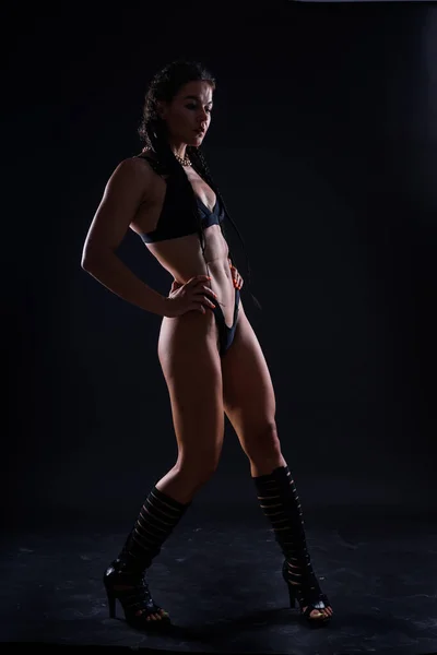 Perfekte Frauenkörper Auf Schwarzem Hintergrund Studio Sport Muskeln Bauch — Stockfoto