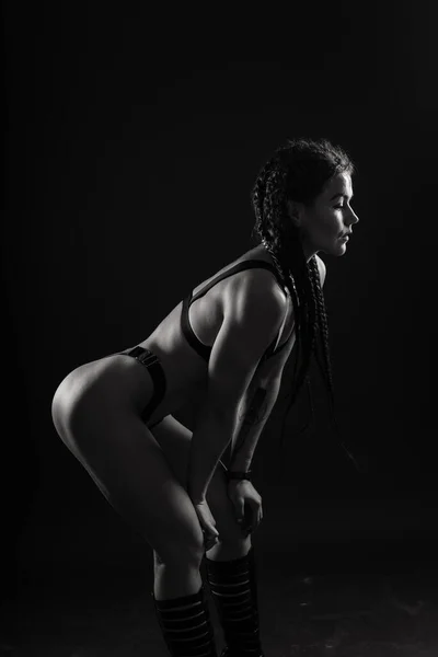 完璧な女性の体上の黒の背景スタジオ スポーツ筋肉腹 — ストック写真