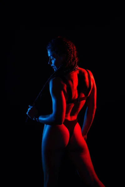 完璧な女性の体上の黒の背景スタジオ スポーツ筋肉腹 — ストック写真