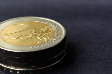Euro yakın çekim fotoğrafları. Makro paralar. Yumuşak odak, koyu arkaplan