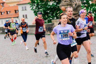 Prag, Çek Cumhuriyeti - 7 Mayıs 2023 - Prag koşucuları şehrin sokaklarında yarı maraton.