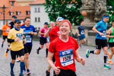 Prag, Çek Cumhuriyeti - 7 Mayıs 2023 - Prag koşucuları şehrin sokaklarında yarı maraton.