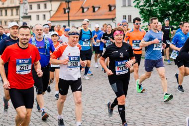 Prag, Çek Cumhuriyeti - 7 Mayıs 2023 - Prag koşucuları şehrin sokaklarında yarı maraton.