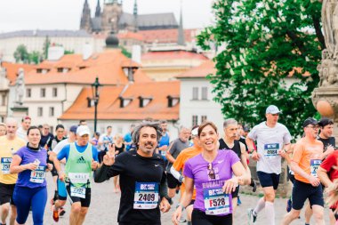 Prag, Çek Cumhuriyeti - 7 Mayıs 2023 - Prag koşucuları şehrin sokaklarında yarı maraton.