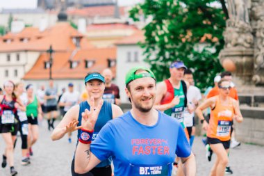 Prag, Çek Cumhuriyeti - 7 Mayıs 2023 - Prag koşucuları şehrin sokaklarında yarı maraton.